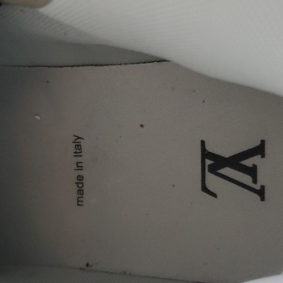 Louis Vuitton - Picture 9 of 10